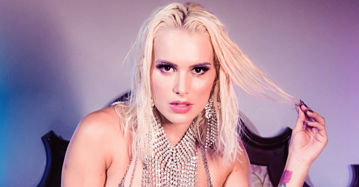 Francinne lança “Brincadeira” com clipe em referência às pornochanchadas dos anos 80