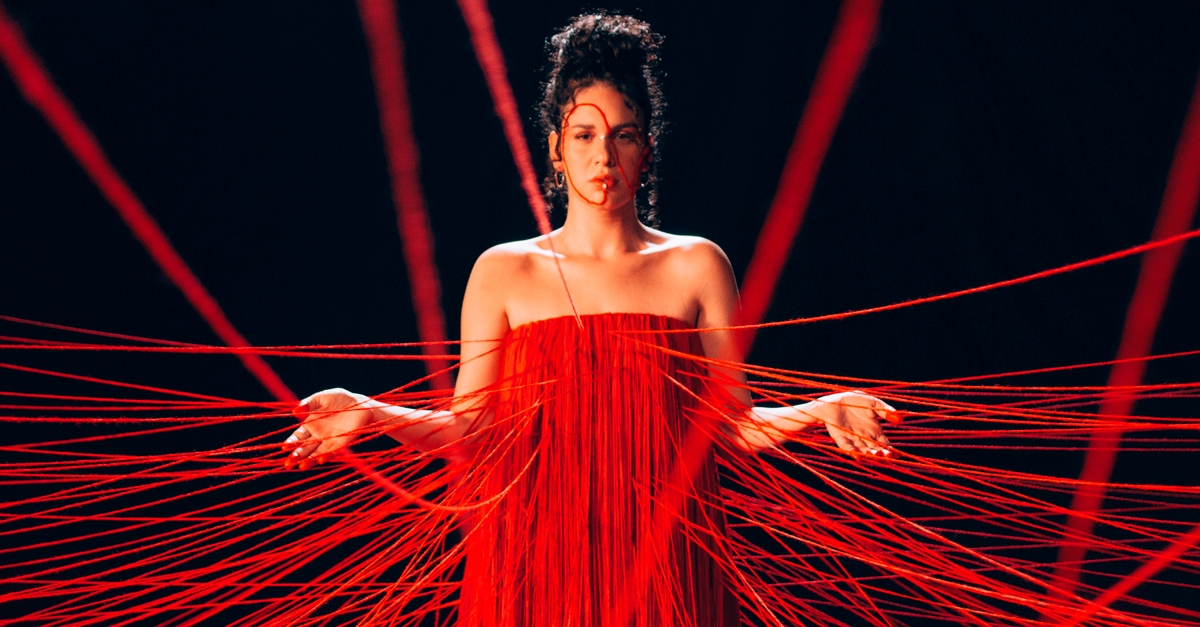 Jess Martins lança primeiro single e videoclipe; confira “Viajante Insone”!