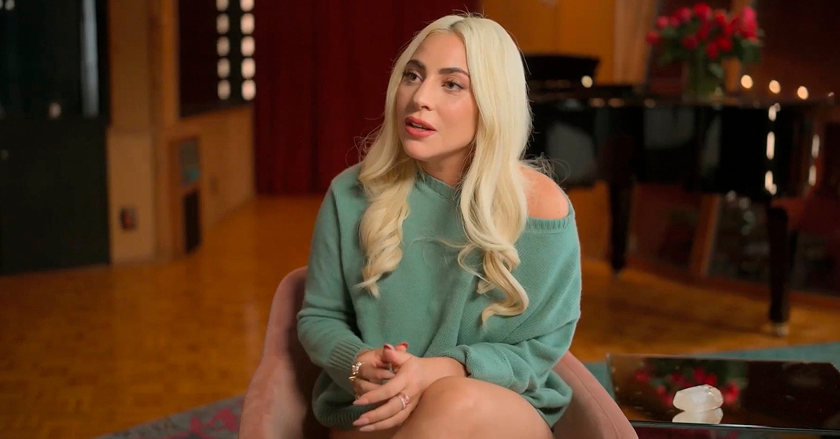 Lady Gaga revela que ficou grávida após agressão sexual de produtor