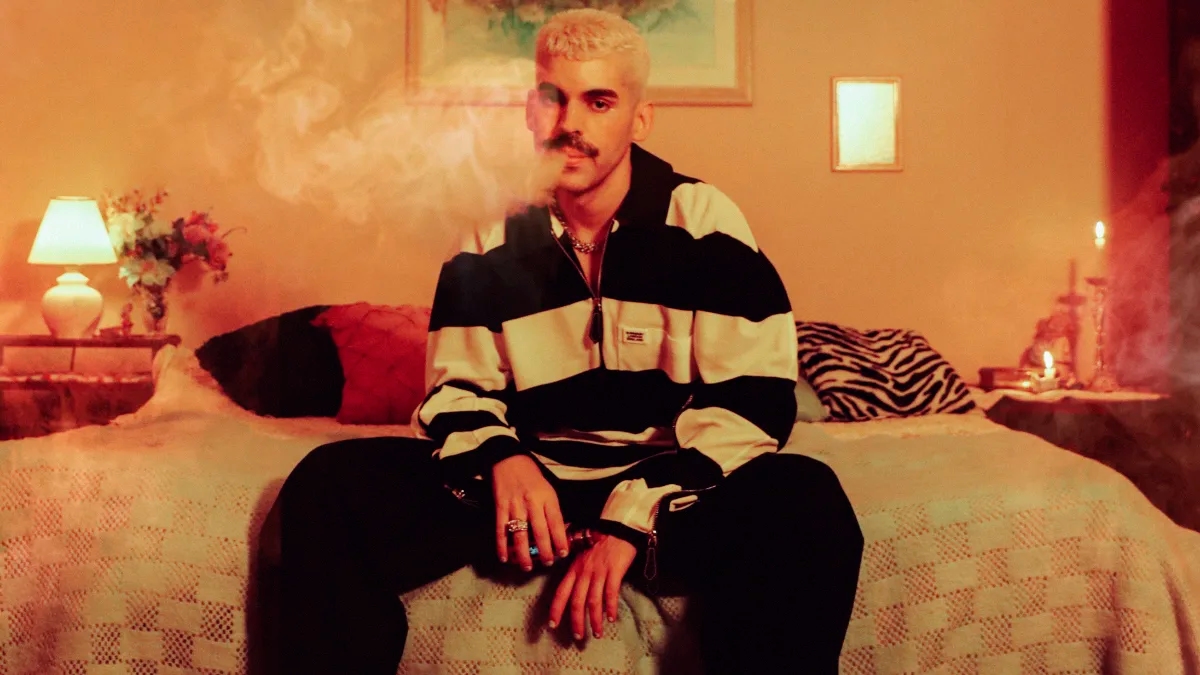 Entrevista | Mateus Carrilho lança “Faz Fumaça” e comenta sobre produção do primeiro disco da carreira: “Durou muito tempo”