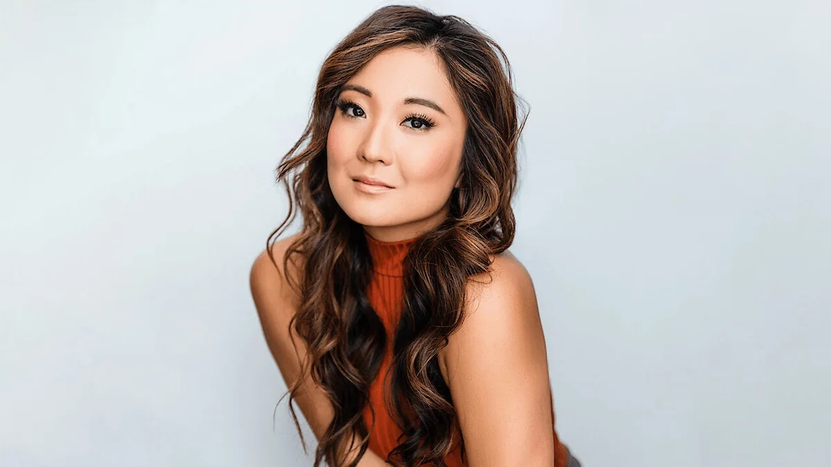 Ashley Park, de “Emily em Paris”, prestigia desfile da marca brasileira PatBo na NYFW