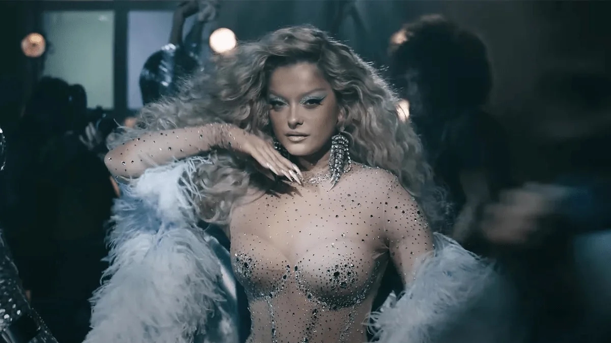 Bebe Rexha lança o single “Heart Wants What It Wants” acompanhado de videoclipe; assista!