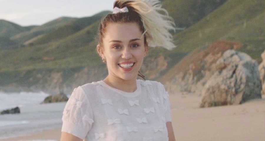 Miley Cyrus faz apresentações de “Malibu”, seu novo single
