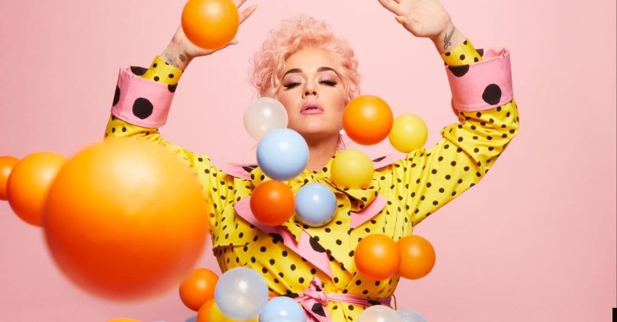 “Smile” | Totalmente solo, Katy Perry lança quinto álbum da carreira
