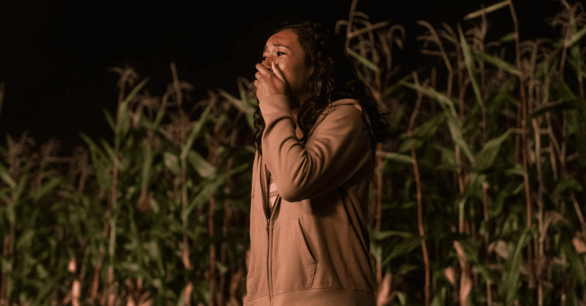 “Tem Alguém na sua Casa” não dá vontade de assistir até o fim | Crítica