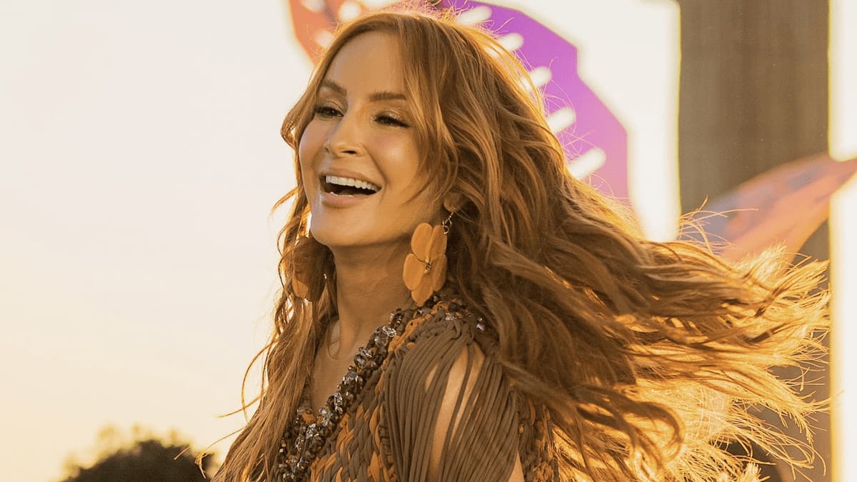 Claudia Leitte lança vídeo de “Pensando em Você”, gravado no projeto “Ao vivo na Prainha da Claudinha”; assista!
