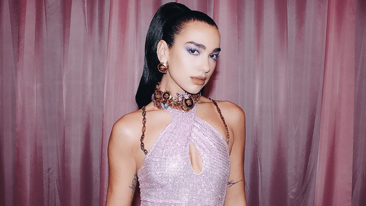 Dua Lipa ganha nova estátua de cera e resultado surpreende fãs