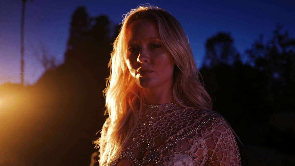 Zara Larsson anuncia o álbum “Midnight Sun” com lançamento marcado para setembro 