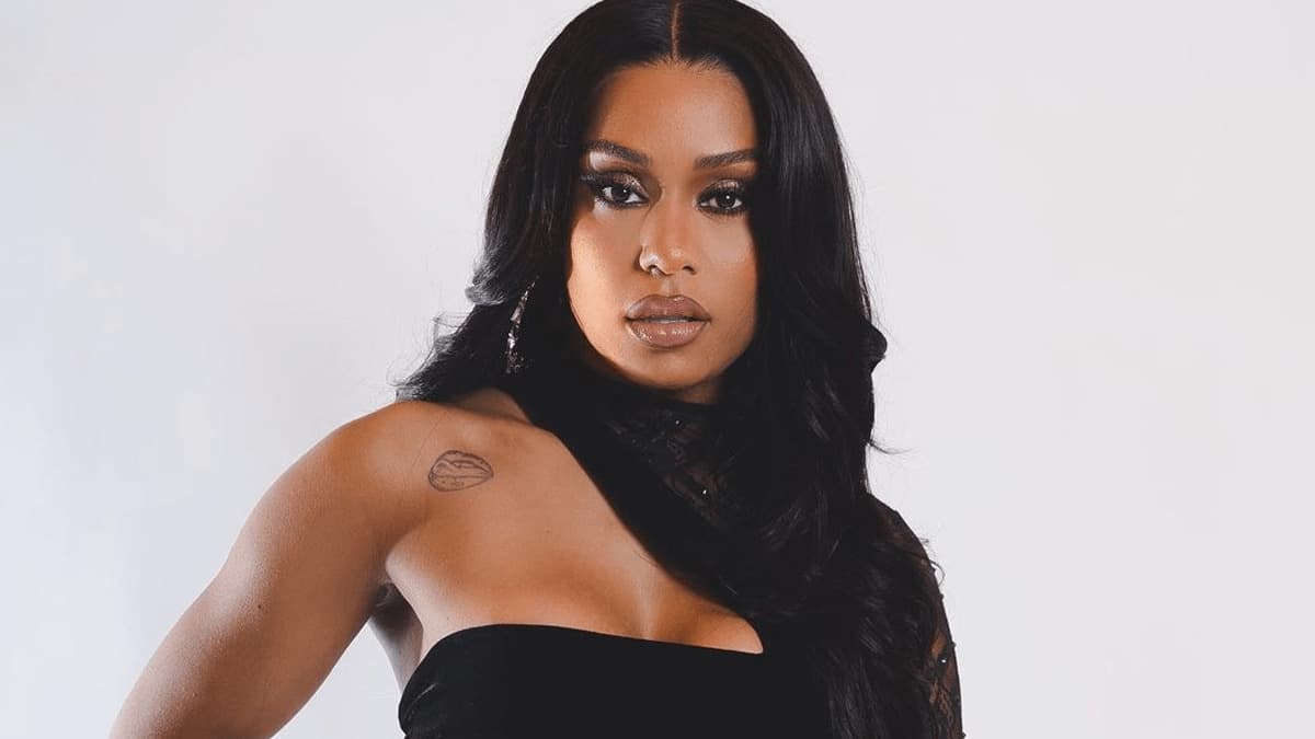 Rebecca agita público do Universo Spanta com show repleto de hits e coreografia