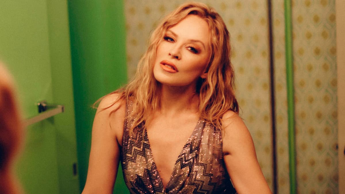 “Tension”: Kylie Minogue traz faixas explosivas e dançantes no décimo sexto disco da carreira; ouça!
