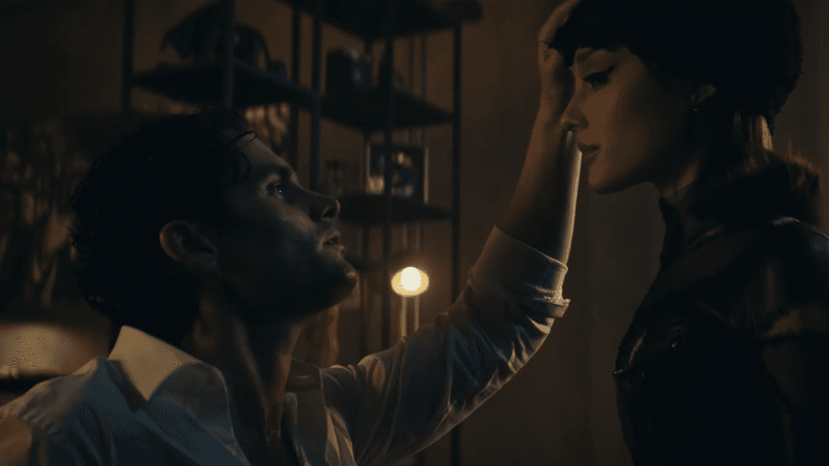 Ariana Grande vira Mulher-Gato no clipe de “the boy is mine”