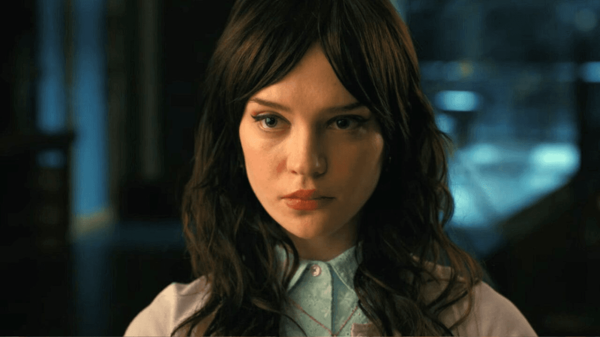 Warner divulga trailer do terror “Acompanhante perfeita” estrelando Sophie Thatcher e Jack Quaid