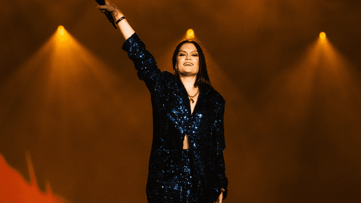 Jessie J emociona The Town 2025 com voz potente e discurso sobre recuperação
