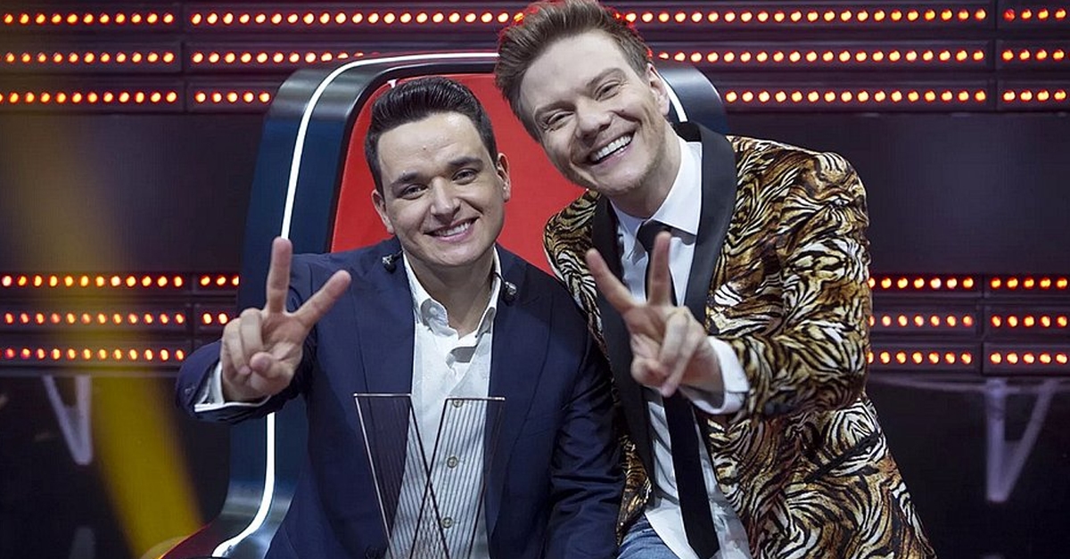 “Perdido e Apaixonado” | Léo Pain, vencedor do The Voice Brasil lança clipe com seu ex-técnico Michel Teló