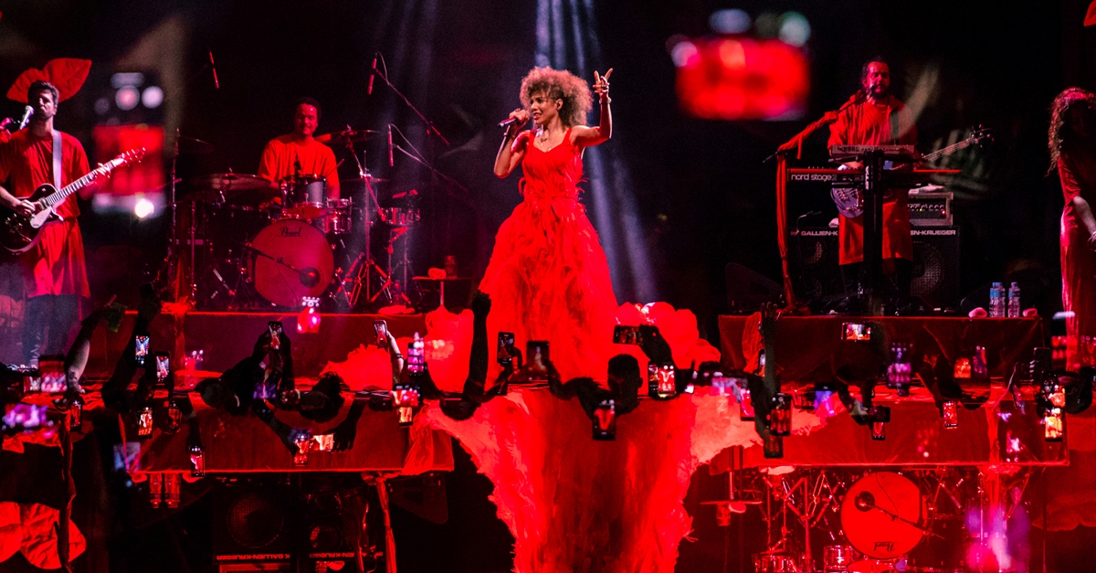 Vanessa da Mata lança dois videoclipes de show no Circo Voador; assista!