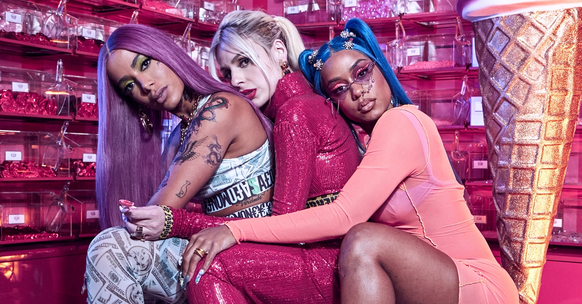 Com cenário colorido e cheio de luxo, Mc Rebecca e Anitta lançam videoclipe de “Tô Preocupada”; assista!