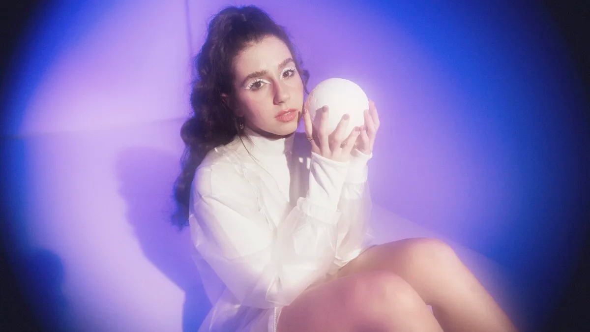 Nina Fernandes apresenta show do disco “Amor é Fuga: Fuja” nesta quarta; saiba mais!