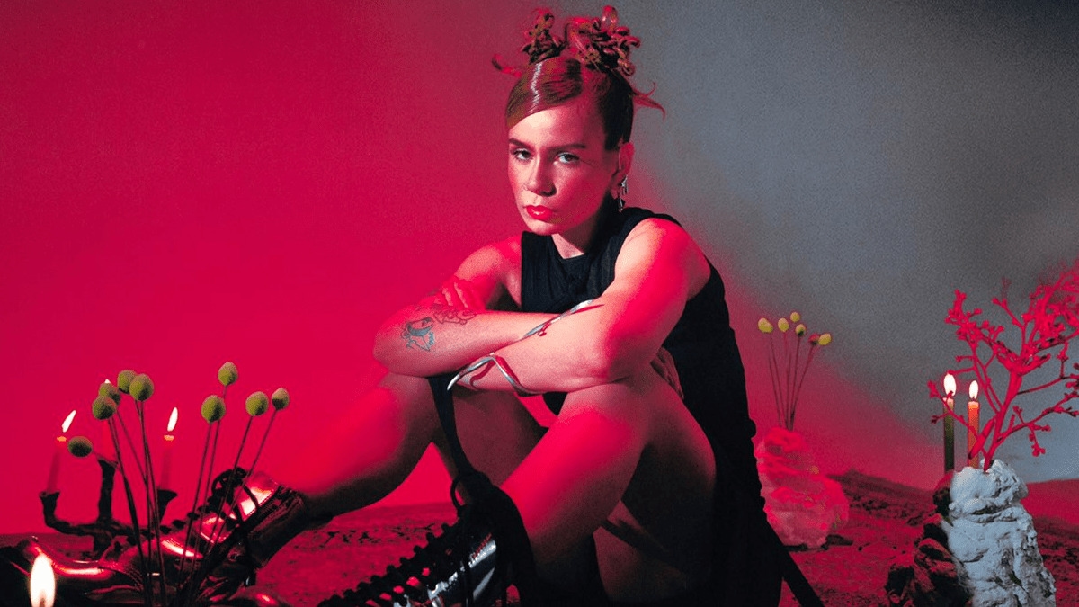 Carol Biazin conta uma história de amor em atos no disco “REVERSA”