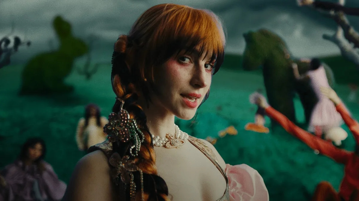 Paramore mergulha em um mundo de fantasia no clipe de “Running Out Of Time”