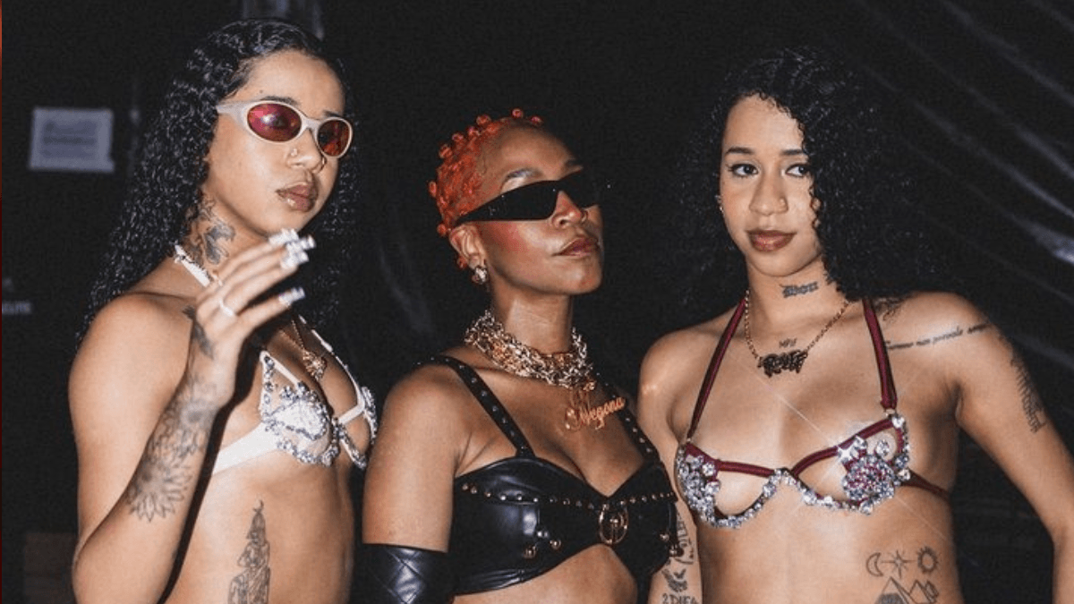 “Negona”: Karol Conká anuncia parceria com Tasha & Tracie