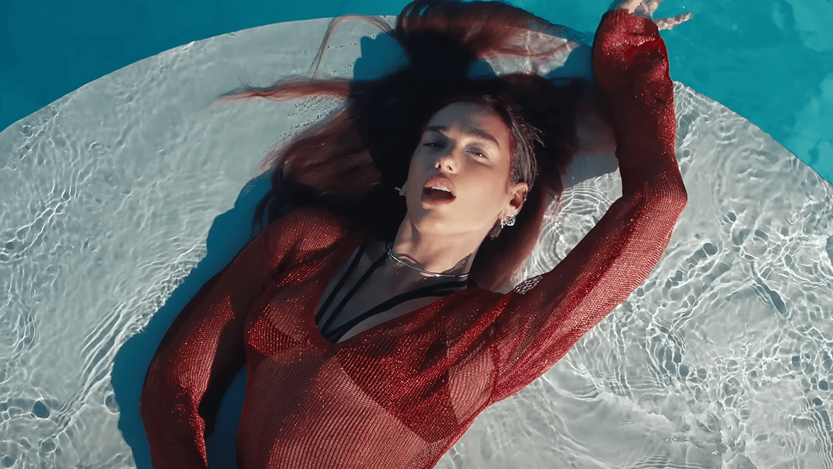 Dua Lipa lança clipe repleto de coreografia para “Illusion”