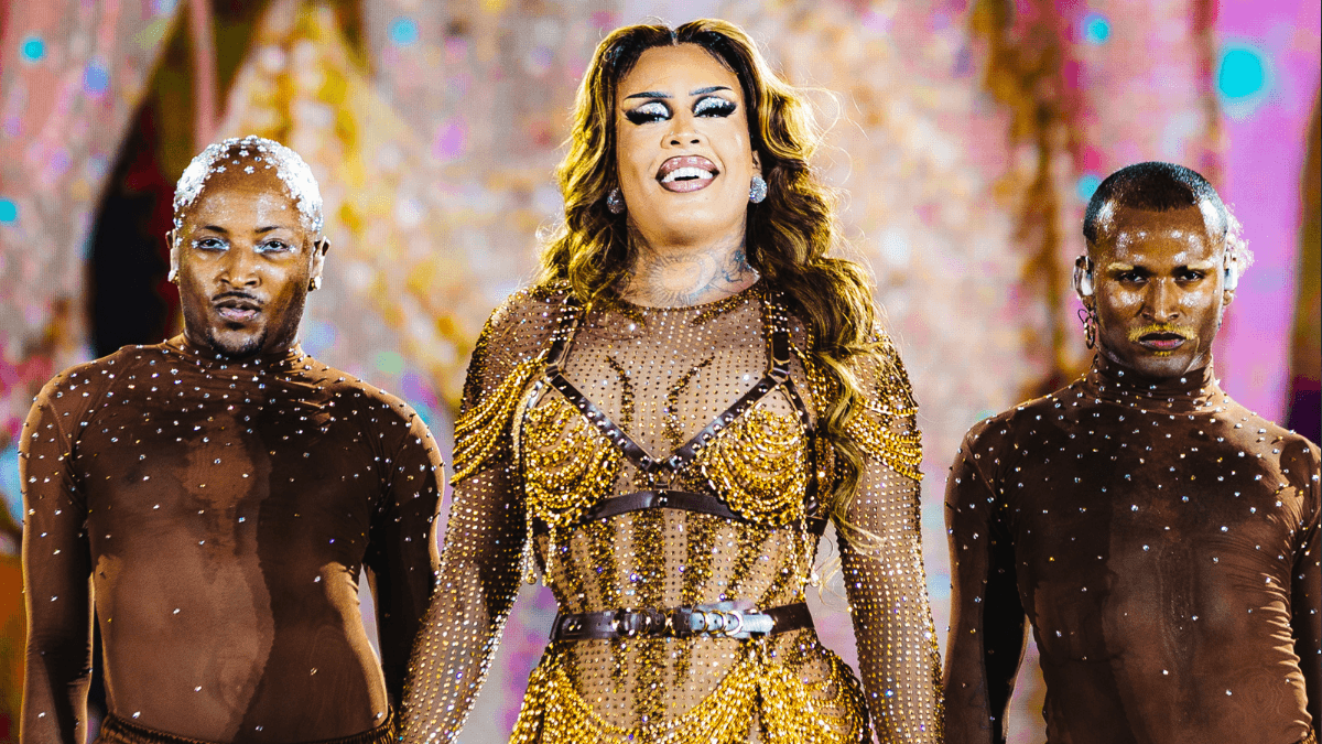 Gloria Groove dá start no Carnaval com visual icônico e vira assunto nas redes