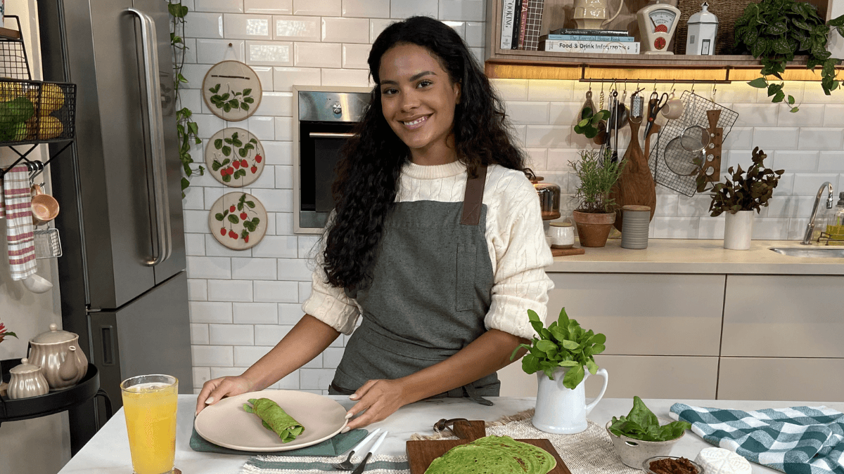 Bella Campos mostra dotes culinários com receita vegetariana que aprendeu com a mãe