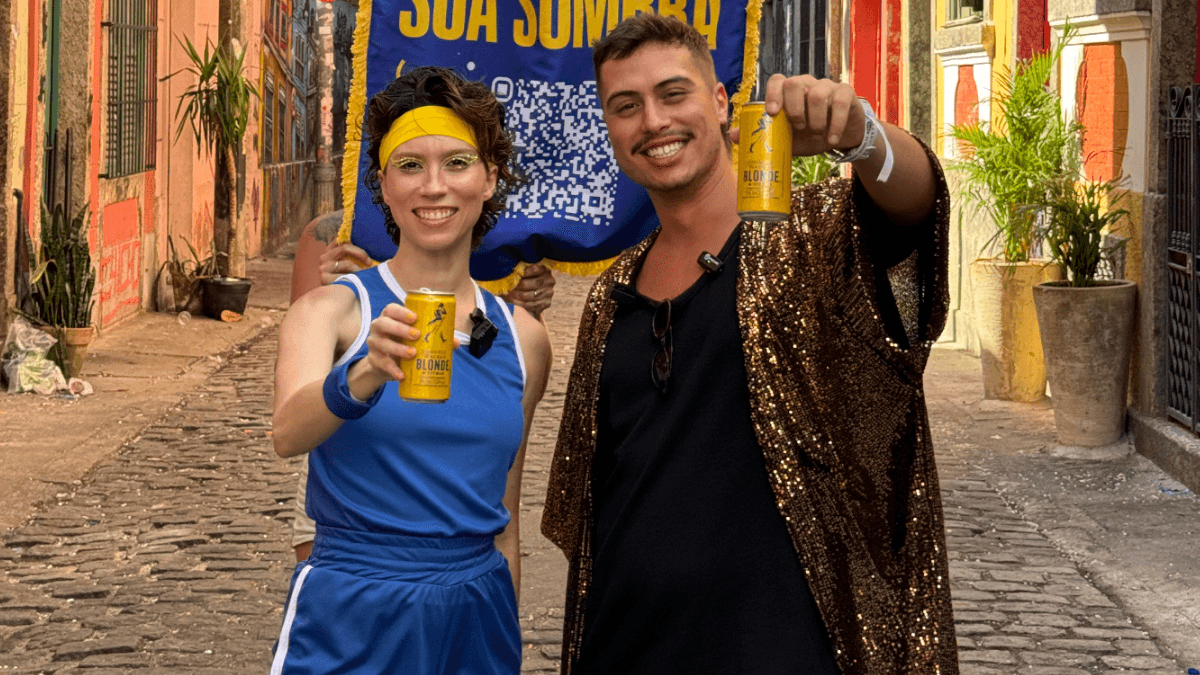 Olívia Torres e Chico Vitti refrescam foliões no Carnaval com a Johnnie Walker Blonde